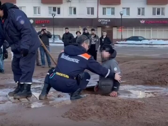 В Солнечногорске спасли ребенка, которого засосала куча грязи на центральной площади новости Солнечногорска 