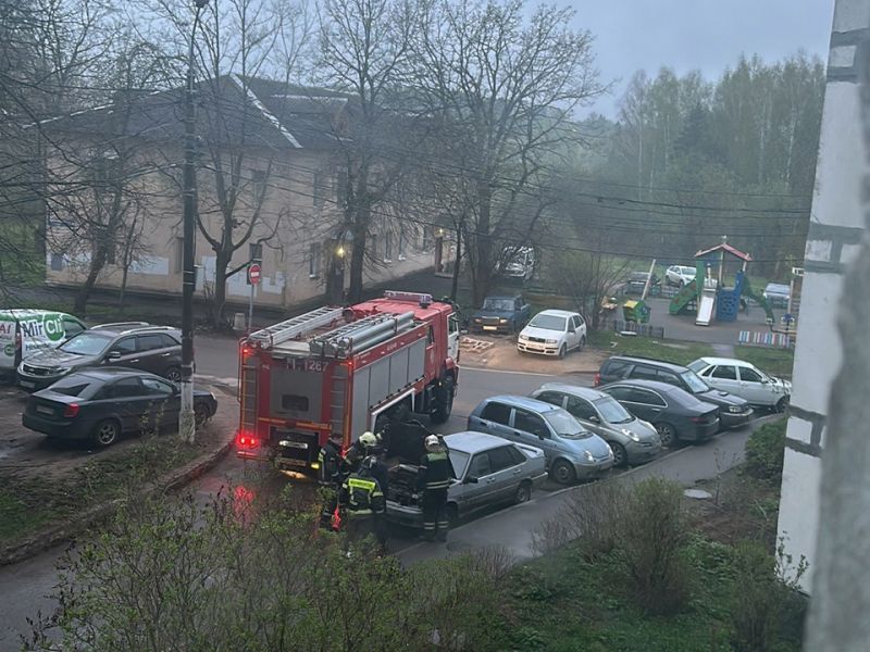 Герои среди нас: житель Менделеево потушил горящий автомобиль возле многоэтажки новости Солнечногорска 
