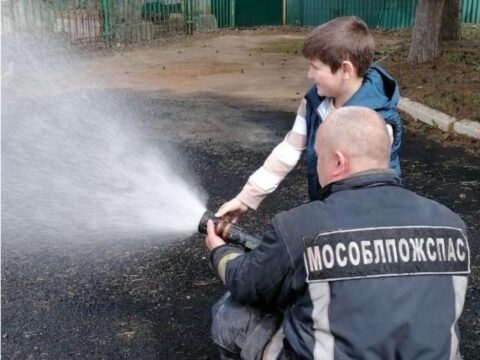 Школьники помогли спасателям Солнечногорска потушить тренировочный пожар новости Солнечногорска 
