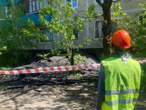 Дождь из строительного мусора возмутил жительницу многоэтажки на Красной улице новости Солнечногорска 