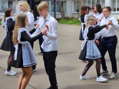 Вальс Победы станцевали более 200 школьников Солнечногорска под песню Иосифа Кобзона новости Солнечногорска 