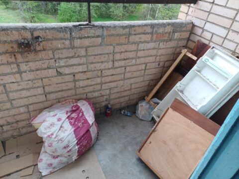 Жители многоэтажки в поселке Менделеево устроили свалку на общем балконе новости Солнечногорска 